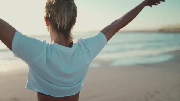 Vista Trasera Una Hermosa Mujer Disfrutando Práctica Yoga Matutino Playa — Vídeos de Stock