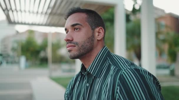 Vue Latérale Homme Attrayant Portant Une Chemise Air Confiant Extérieur — Video