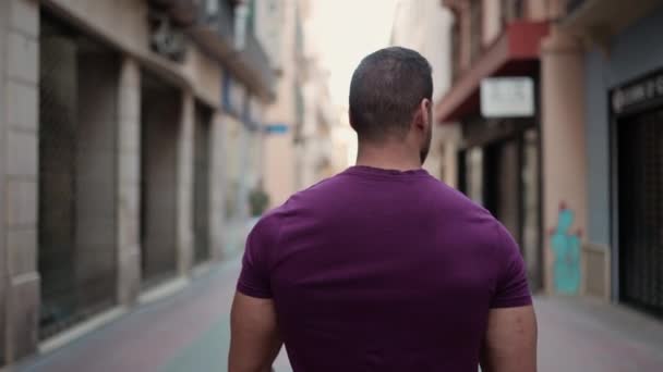 Voltar Vista Tiro Homem Muscular Atraente Vestido Casual Andando Pela — Vídeo de Stock