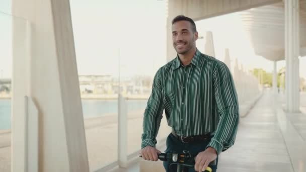 Młody Atrakcyjny Biznesmen Ubrany Koszulę Wyglądający Pewnie Podczas Jazdy Hulajnogą — Wideo stockowe