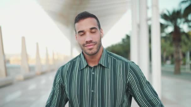 Ritratto Bello Uomo Muscoloso Vestito Con Camicia Righe Guardando Fiducioso — Video Stock