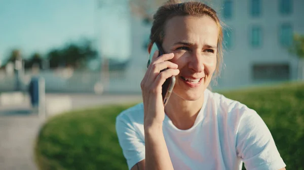 Portrait Blond Woman Looking Happy Talking Smartphone While Waiting Beginning — Stok Foto