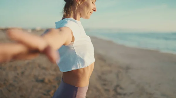 Vakker Kvinne Med Slank Kropp Som Nyter Yogatrening Morgenen Stranden – stockfoto