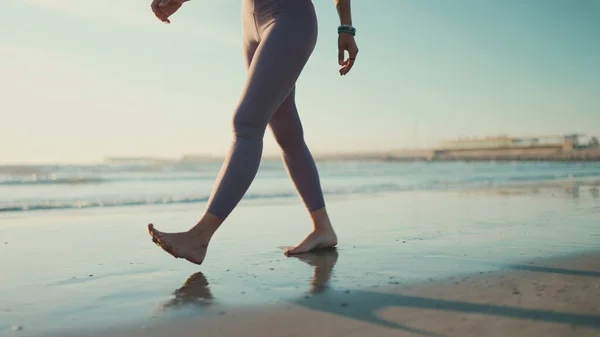 Close Shot Young Woman Wearing Leggings Walking Sea Close Female — Stock Photo, Image