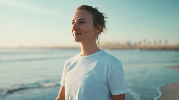 Mujer Rubia Atractiva Que Feliz Caminando Por Mar Después Práctica — Foto de Stock