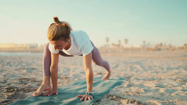 Sportig Blond Kvinna Tränar Yoga Fitnessmatta Vid Havet Attraktiv Yogi — Stockfoto