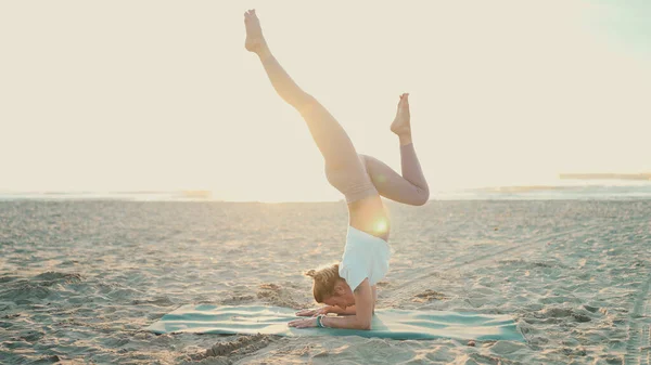 Wanita Cantik Bergaya Yoga Pose Handstand Dengan Split Pantai Kosong — Stok Foto