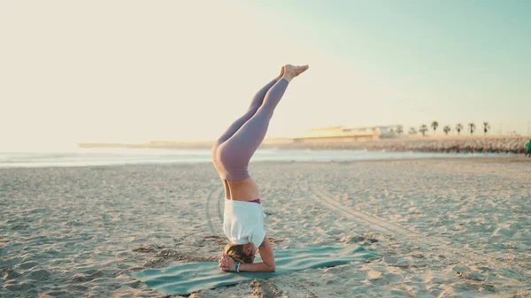 Upea Joogityttö Tekee Headstand Harjoitellessaan Jooga Aiheuttaa Meren Rannalla Kaunis — kuvapankkivalokuva