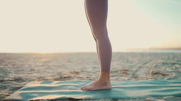 Tutup Wanita Yang Memakai Legging Berdiri Atas Tikar Yoga Tutup — Stok Foto
