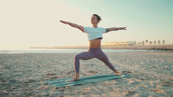 Wanita Pas Melakukan Yoga Atas Tikar Tepi Laut Indah Yogi — Stok Foto