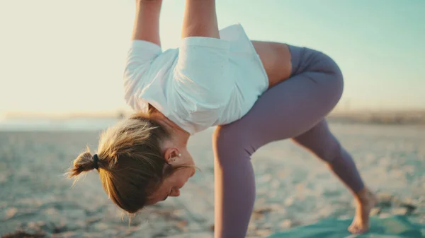 Închideți Tânără Care Întinde Pregătindu Corpul Pentru Yoga Plajă Yoghin — Fotografie, imagine de stoc