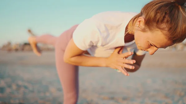 Närbild Sportig Flicka Som Håller Balansen Yogautövandet Vid Havet Vacker — Stockfoto