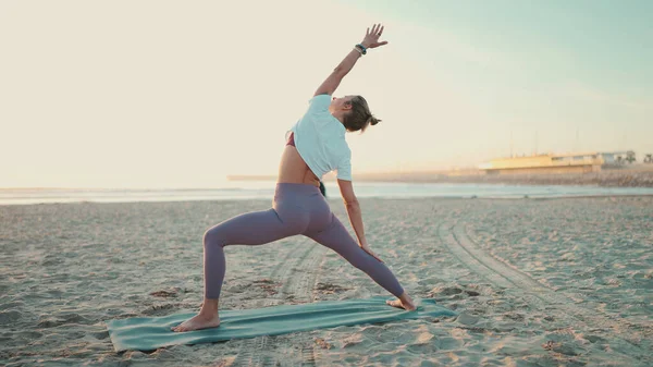 Kembali Melihat Gadis Sporty Melakukan Yoga Tikar Kebugaran Wanita Cantik — Stok Foto