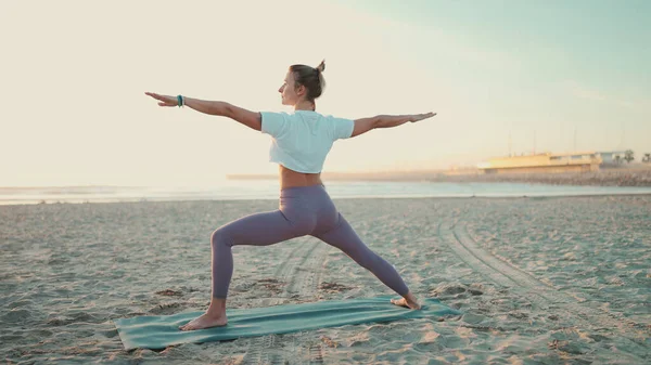 Passform Kvinna Gör Yoga Matta Utomhus Attraktiv Yogi Flicka Sportkläder — Stockfoto