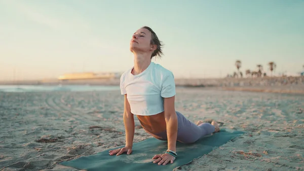 Vacker Kvinna Som Tränar Yogamatta Utomhus Fitness Flicka Sportkläder Praktiserar — Stockfoto