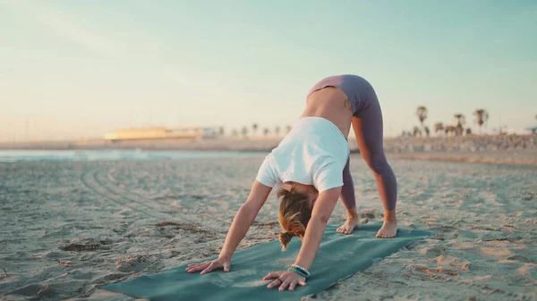 Ung Kvinna Sportkläder Som Tränar Yoga Stranden Söt Flicka Gör — Stockfoto