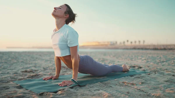 Wanita Cantik Peregangan Dan Berolahraga Pada Yoga Tikar Luar Ruangan — Stok Foto