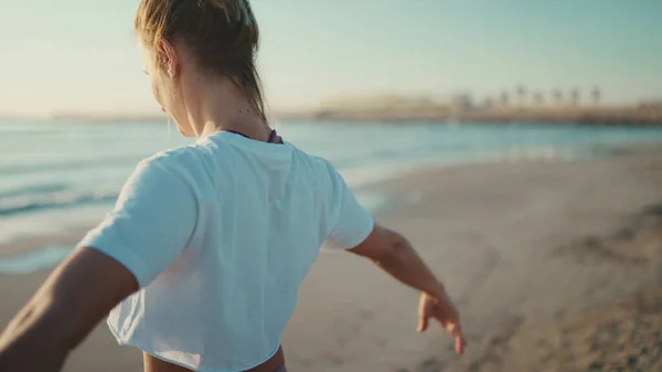 Gambar Belakang Wanita Cantik Menikmati Latihan Yoga Pagi Pantai Gadis Stok Foto