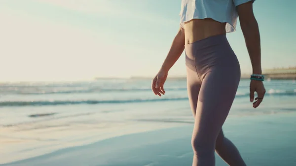 Zamknij Piękne Ciało Kobiety Spacerując Wzdłuż Morza Sportowa Dziewczyna Szczupłym Obraz Stockowy