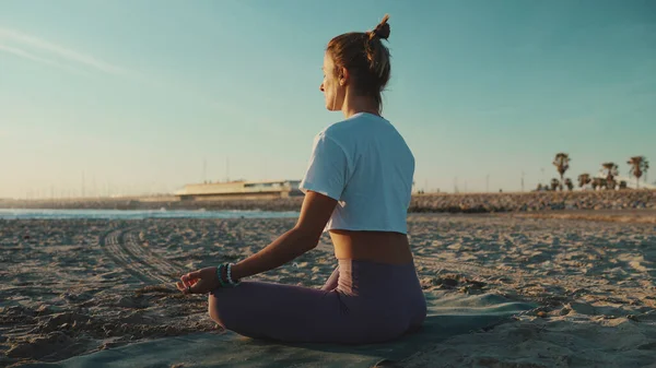 Vakker Kvinne Sportstøy Sitter Lotus Poserer Ved Havet Kvinnelig Yogi stockfoto