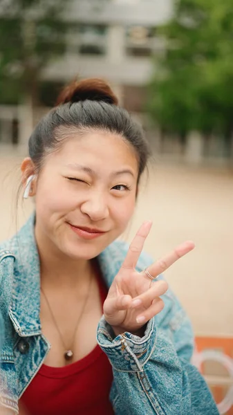 Симпатичная Японская Девушка Подмигивает Показывает Жест Мира Время Записи Видео — стоковое фото