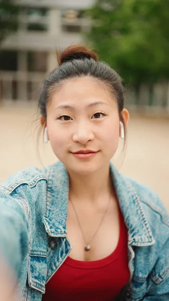 Asiatisk Jente Som Sender Luftkyss Mens Hun Tar Selfie Utendørs – stockfoto