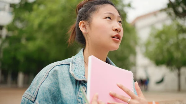 Houkutteleva Aasialainen Opiskelija Tyttö Oppimisen Sydämen Luento Valmistautuu Tentit Nuori — kuvapankkivalokuva