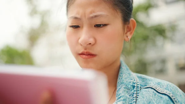 Close Menina Estudante Asiática Concentrada Olhando Aprendizagem Séria Coração Lição — Fotografia de Stock