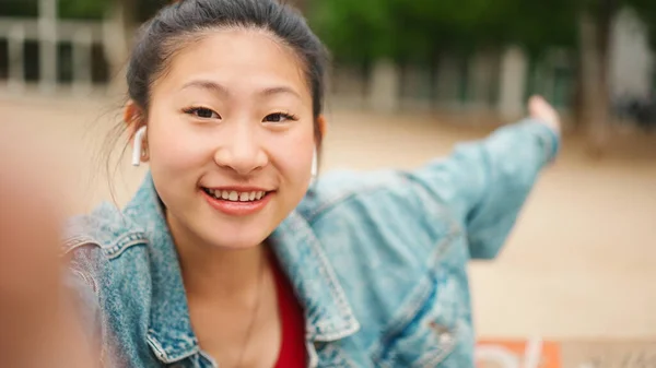 Söpö Japanilainen Tyttö Nauhoittaa Videon Perheelleen Kävelemällä Kaupungin Kadulla Nätti — kuvapankkivalokuva