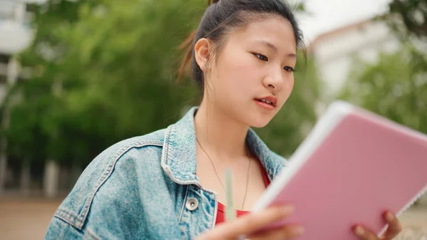 Aika Aasialainen Opiskelija Tyttö Oppiminen Sydämen Luento Valmistautuu Tentit Ulkona — kuvapankkivalokuva