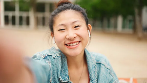 Gadis Asia Cantik Tersenyum Konten Rekaman Untuk Video Blognya Menikmati — Stok Foto