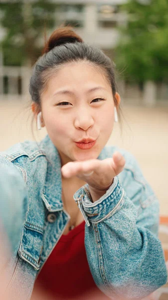 Gadis Jepang Yang Cantik Mengirimkan Ciuman Udara Sambil Merekam Video — Stok Foto