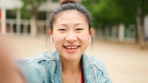 Ystävällinen Aasialainen Tyttö Tekee Sisältöä Hänen Sosiaalisen Median Blogi Nauttia — kuvapankkivalokuva