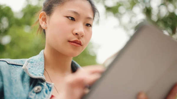 Menutup Menarik Gadis Asia Mencari Informasi Pada Tablet Mahasiswa Perempuan — Stok Foto