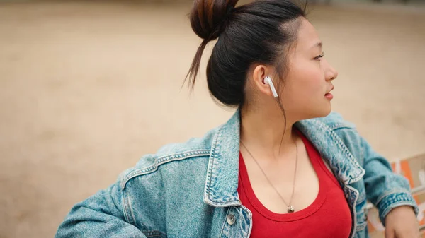 Sidovy Bekymmerslös Asiatisk Kvinna Klädd Casual Lyssna Musik Med Hjälp — Stockfoto