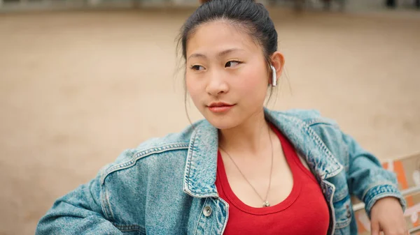 Wanita Asia Yang Riang Mengenakan Musik Yang Santai Dengan Earphone — Stok Foto