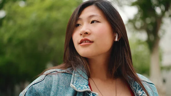 Potret Wanita Asia Cantik Mengenakan Earphone Nirkabel Mendengarkan Musik Saat — Stok Foto