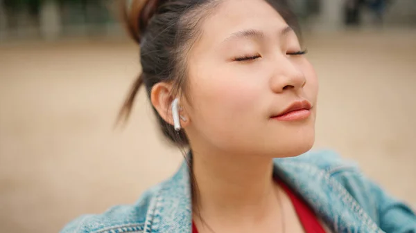 Närbild Attraktiv Asiatisk Kvinna Blundar Lyssnar Sin Favoritmusik Trådlösa Hörlurar — Stockfoto