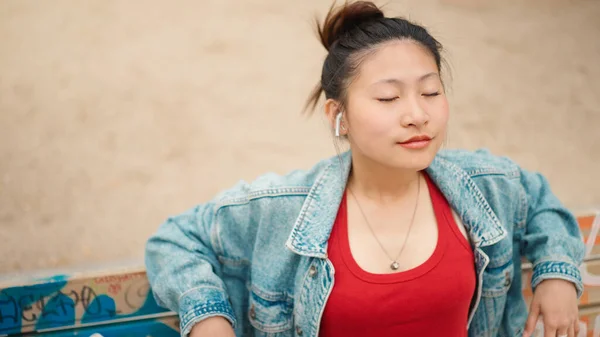 Portrett Tiltrekkende Asiatisk Kvinne Som Lukker Øynene Hører Musikk Trådløse – stockfoto
