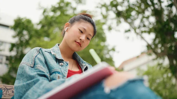 Mooi Aziatisch Meisje Draagt Draadloze Oortjes Campus Maakt Aantekeningen Het Stockafbeelding