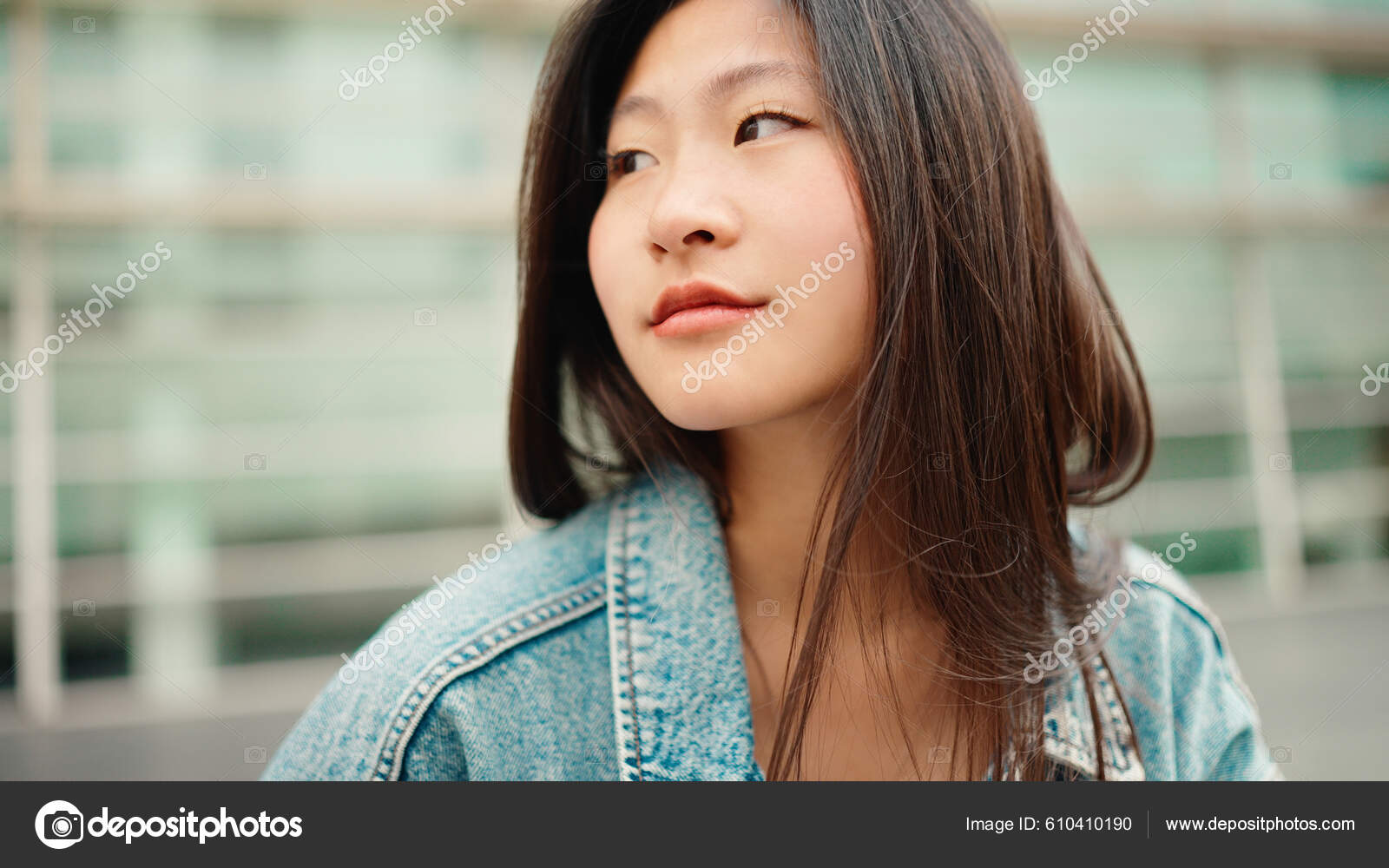 Feche Mulher Asiática Cabelos Longos Olhando Para Lado Enquanto Está — Foto  © Garetsworkshop #610410190, image size:1600x1000
