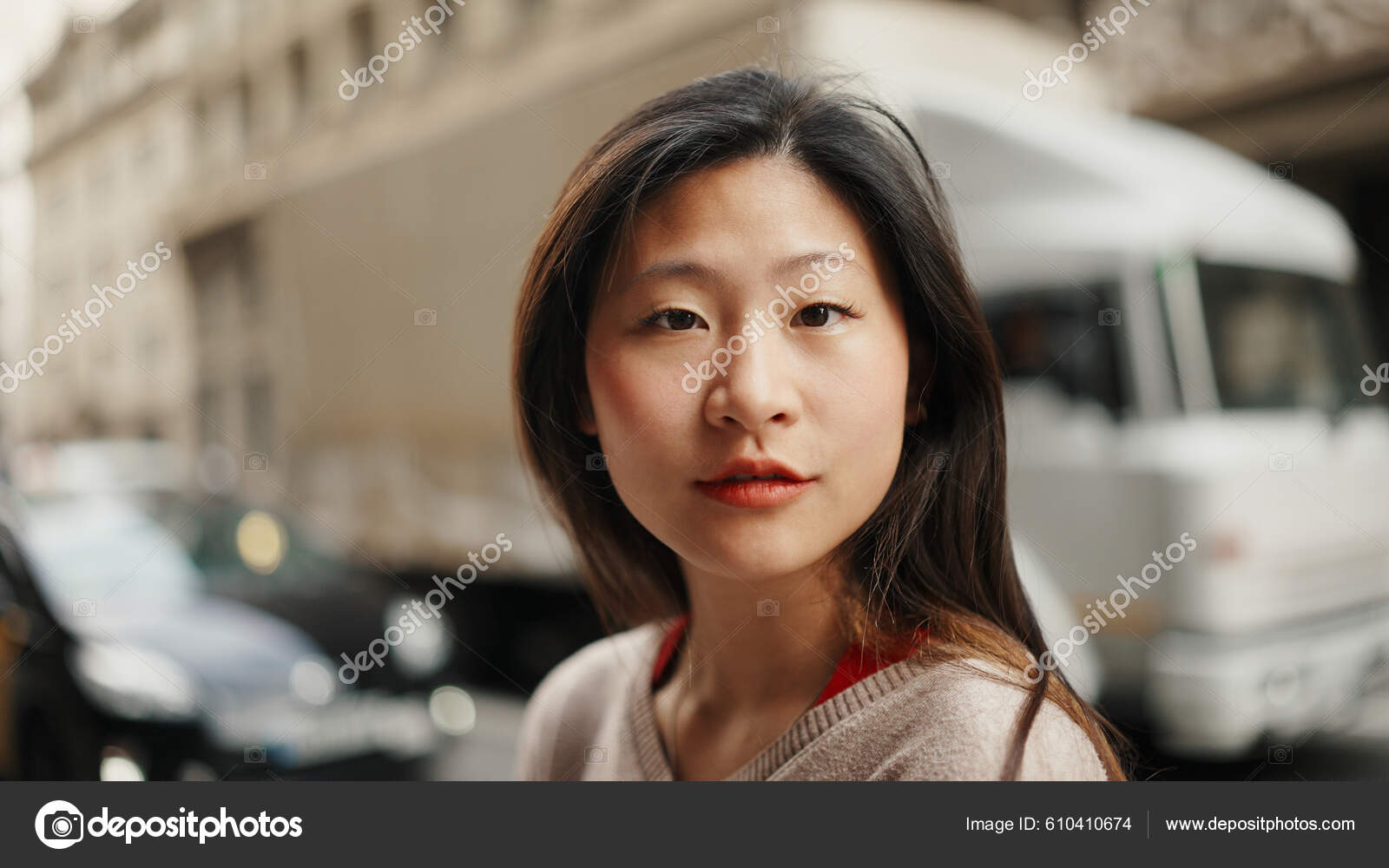 Mulher Asiática Bonita Olhando Para Câmera Rua Sensual Menina Asiática —  Foto © Garetsworkshop #610410674, image size:1600x1000