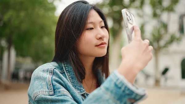 Kaunis Pitkätukkainen Aasialainen Nainen Etsii Innoittamana Ottaa Kuvia Kauniista Kaupungista — kuvapankkivalokuva