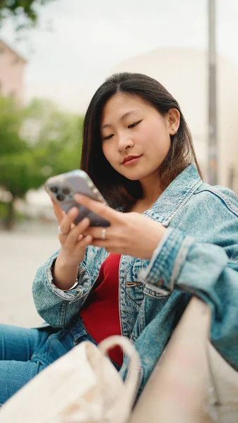 Bella Dai Capelli Lunghi Ragazza Asiatica Vestita Casual Seduta Sulla — Foto Stock