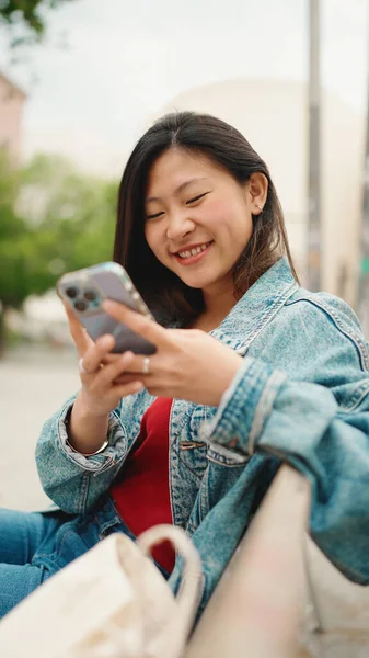 Gadis Asia Berambut Panjang Ceria Mengenakan Jaket Denim Sms Dengan — Stok Foto