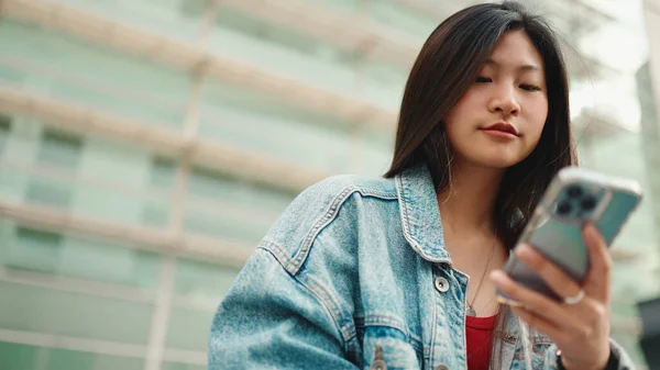 Tutup Gadis Asia Berambut Panjang Sms Smartphone Menunggu Teman Luar — Stok Foto