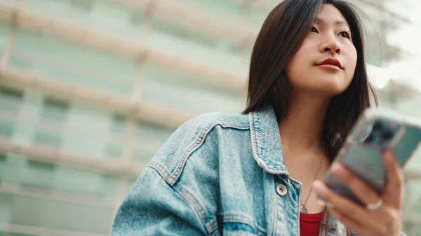 Portrett Den Langhårete Asiatiske Jenta Som Tekstet Smarttelefonen Utendørs Vakker – stockfoto