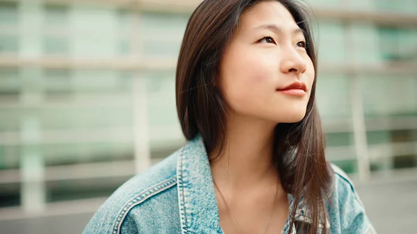 Portrett Langhåret Asiatisk Kvinne Som Ser Inspirerende Når Hun Hviler – stockfoto