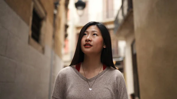 Wanita Asia Yang Cantik Terlihat Terinspirasi Berjalan Jalan Sempit Yang — Stok Foto