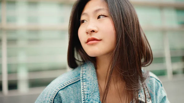 Närbild Långhårig Asiatisk Kvinna Tittar Sidan Medan Sitter Utomhus Vacker — Stockfoto